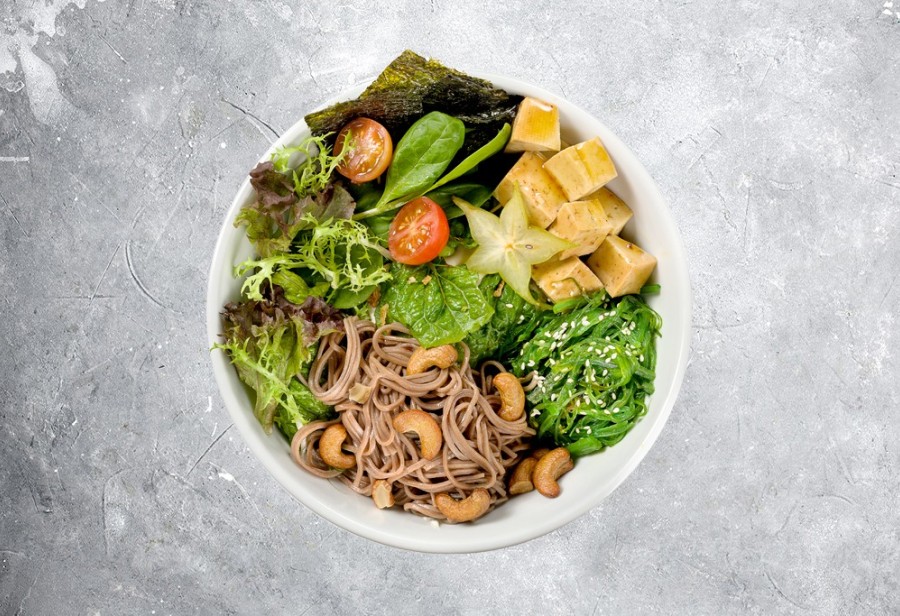 Боул с гречневой лапшой и тофу